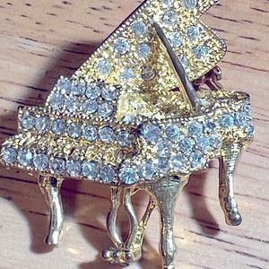 Piano brooch